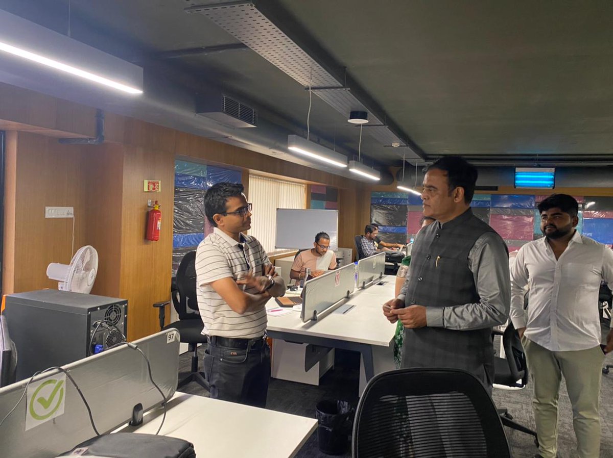 Ktech_Hub's tweet photo. Today, @drashwathcn, Hon’ble Minister of Higher Education visited the Ktech Innovation Hub, powered by @nasscom. He interacted with Startups, motivated them &amp; heard their product pitches during the visit. He appreciated NASSCOM's efforts to grow the startup ecosystem in Karnataka https://t.co/noi7fUSevA