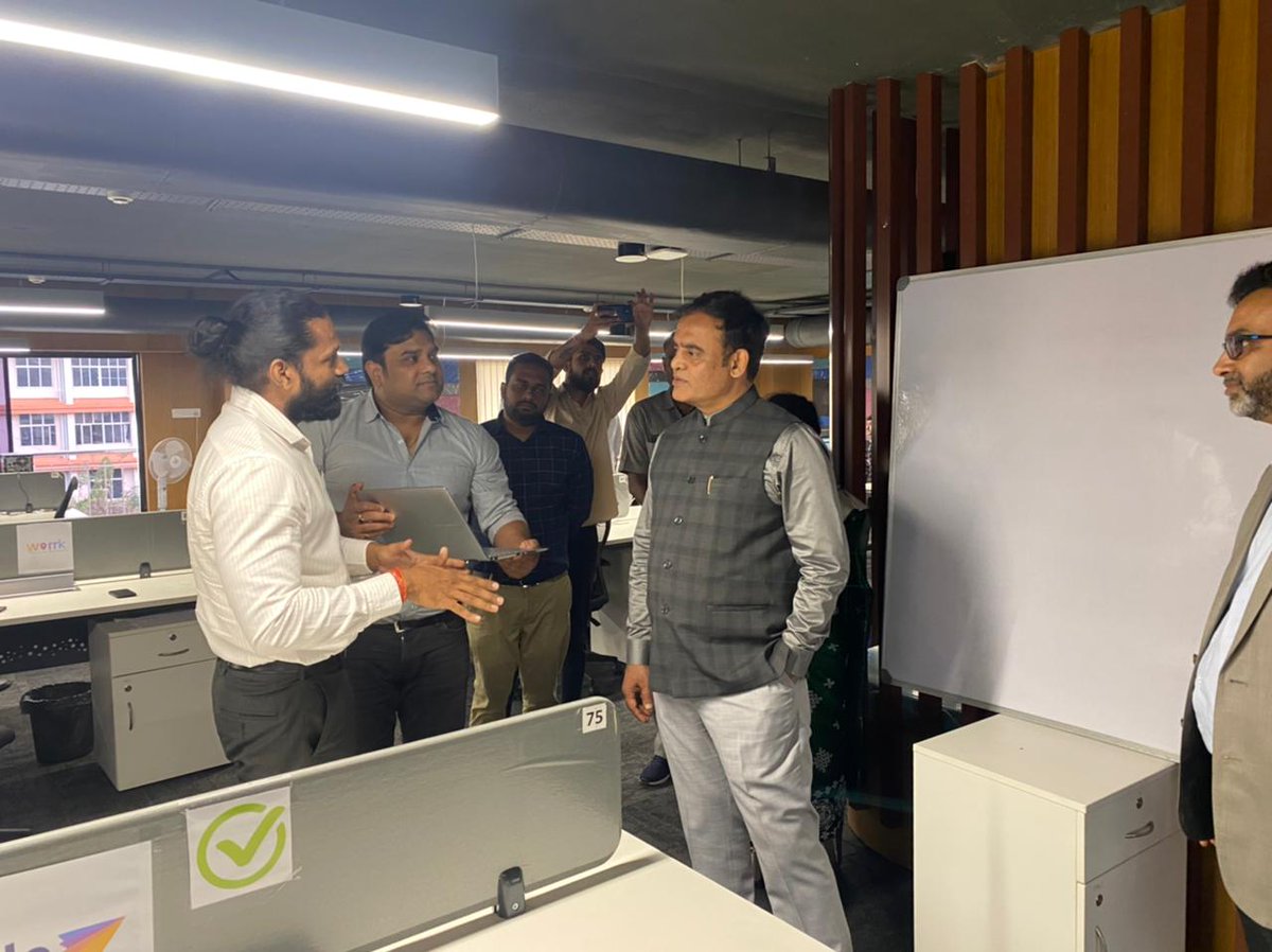 Ktech_Hub's tweet photo. Today, @drashwathcn, Hon’ble Minister of Higher Education visited the Ktech Innovation Hub, powered by @nasscom. He interacted with Startups, motivated them &amp; heard their product pitches during the visit. He appreciated NASSCOM's efforts to grow the startup ecosystem in Karnataka https://t.co/noi7fUSevA