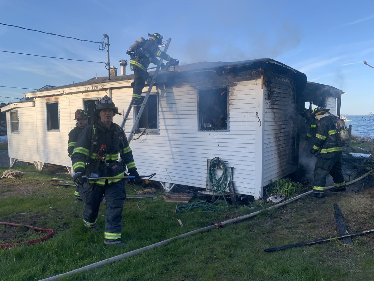 PortlandFD's tweet image. The PFD Fire Investigation Team has determined the cause of last evenings All Hands fire on Peaks Island: Accidental. There were no injuries to civilians or firefighters.