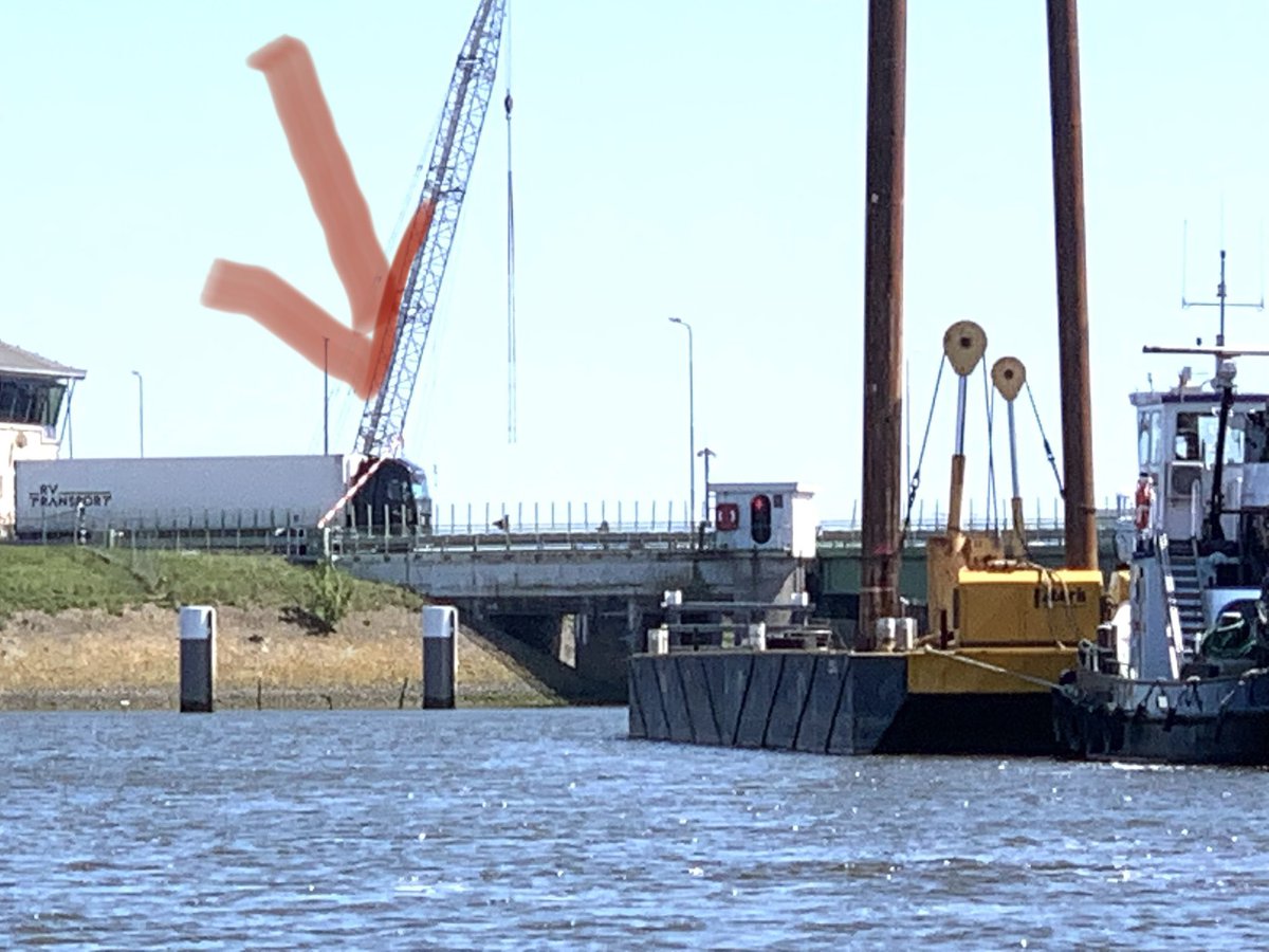 Vrachtwagen vast onder slagboom bij afsluitdijk A7.#afsluitdijk #A7