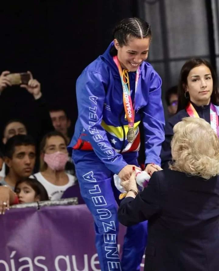 JovenDelBarrio's tweet photo. 🇻🇪 🥊 Desde el  Movimiento Jóvenes del Barrio felicitamos a nuestra Medallista de Oro, quien representó a Venezuela, a la Escuela de Boxeo Gregory Canelón y al Movimiento Jóvenes del Barrio en los Juegos Suramericanos de la Juventud en Argentina, Alondra Brito. Merecido premio 🥇 https://t.co/XdBIhI1Nfv