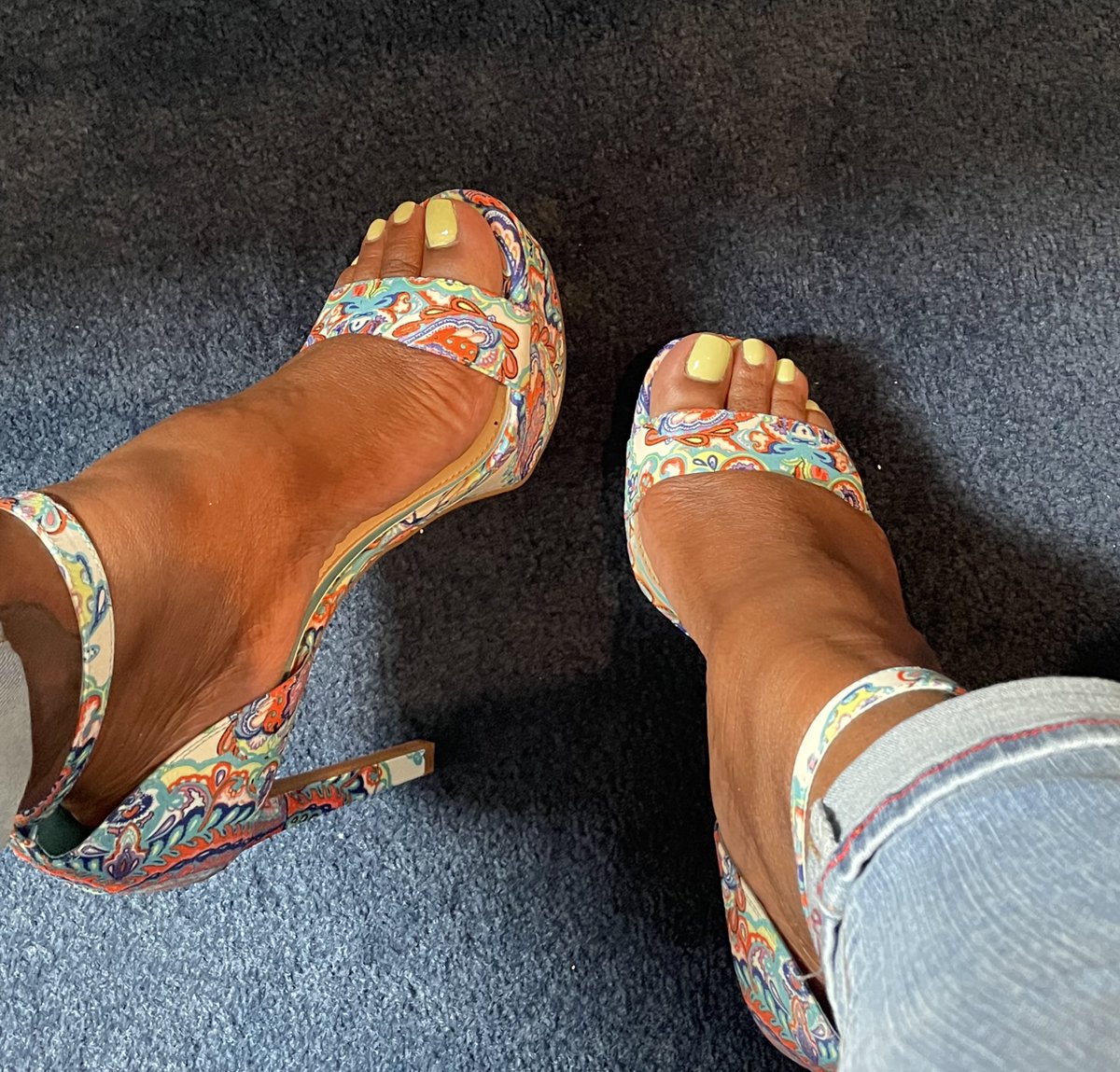 A pair of tens 

#EbonyFeet
#EbonyFootFetish
#EbonyBbwFeet
#BbwFootFetish
#WorkFeet 
#TiredFeet
#EbonySoles 
#FootNation
#EbonyFootNation 
#BBWFeet 
#EbonyFootWorship