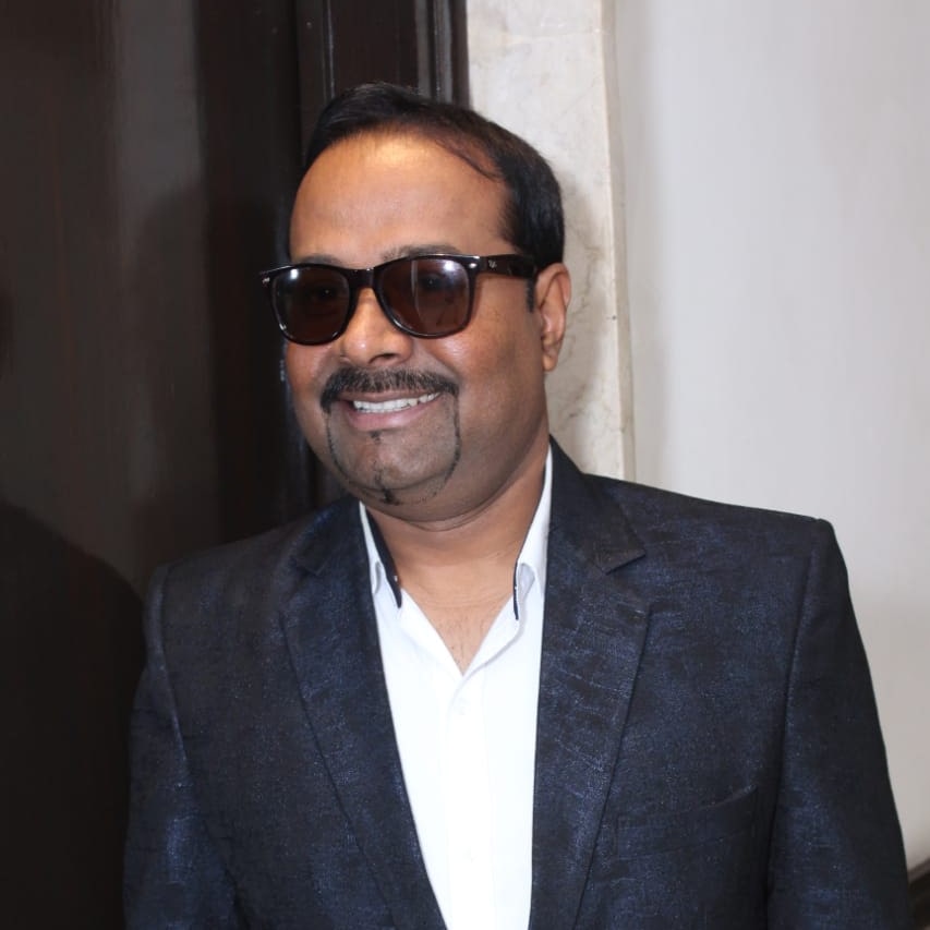 chandan25's tweet image. एहसास-ए-मुहब्बत के लिए बस इतना ही काफी है,
तेरे बगैर भी हम, तेरे ही रहते हैं .... !!!
#LifeLessons #missinglife