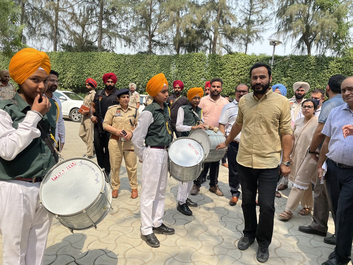 meet_hayer's tweet photo. ਮਾਨਯੋਗ ਮੁੱਖ ਮੰਤਰੀ ਭਗਵੰਤ ਮਾਨ ਜੀ ਭਲਕੇ 10 ਮਈ ਨੂੰ ਲੁਧਿਆਣਾ ਵਿਖੇ ਸੂਬੇ ਦੇ ਸਰਕਾਰੀ ਸਕੂਲਾਂ ਦੇ ਮੁਖੀਆਂ ਅਤੇ ਸਿੱਖਿਆ ਅਫਸਰਾਂ ਨਾਲ ਮੁਲਾਕਾਤ ਕਰਨ ਜਾ ਰਹੇ ਹਨ। ਮੁੱਖ ਮੰਤਰੀ ਜੀ ਦੇ ਨਿਰਦੇਸ਼ਾਂ ਉਤੇ ਉਲੀਕੀ ਇਸ ਮੀਟਿੰਗ ਦੀਆਂ ਤਿਆਰੀਆਂ ਦਾ ਜਾਇਜ਼ਾ ਲਿਆ ਗਿਆ। ਸਿੱਖਿਆ ਵਿਭਾਗ ਇਸ ਨਿਵੇਕਲੇ ਉੱਦਮ ਲਈ ਪੂਰੀ ਤਰ੍ਹਾਂ ਤਿਆਰ ਹੈ। https://t.co/Kln2Muq6yU