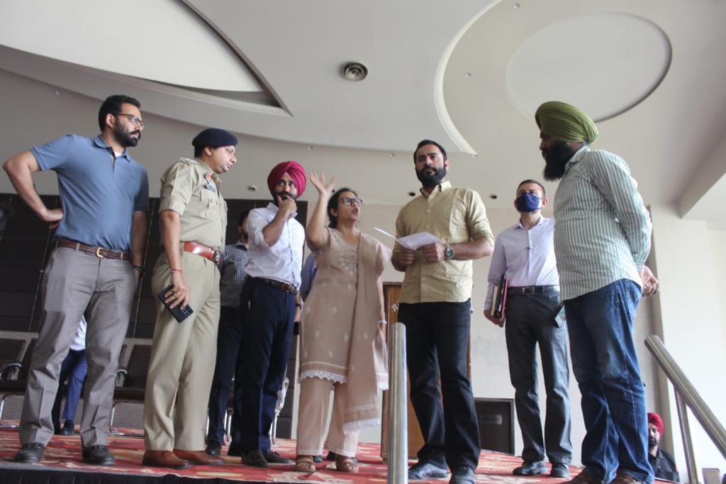 meet_hayer's tweet photo. ਮਾਨਯੋਗ ਮੁੱਖ ਮੰਤਰੀ ਭਗਵੰਤ ਮਾਨ ਜੀ ਭਲਕੇ 10 ਮਈ ਨੂੰ ਲੁਧਿਆਣਾ ਵਿਖੇ ਸੂਬੇ ਦੇ ਸਰਕਾਰੀ ਸਕੂਲਾਂ ਦੇ ਮੁਖੀਆਂ ਅਤੇ ਸਿੱਖਿਆ ਅਫਸਰਾਂ ਨਾਲ ਮੁਲਾਕਾਤ ਕਰਨ ਜਾ ਰਹੇ ਹਨ। ਮੁੱਖ ਮੰਤਰੀ ਜੀ ਦੇ ਨਿਰਦੇਸ਼ਾਂ ਉਤੇ ਉਲੀਕੀ ਇਸ ਮੀਟਿੰਗ ਦੀਆਂ ਤਿਆਰੀਆਂ ਦਾ ਜਾਇਜ਼ਾ ਲਿਆ ਗਿਆ। ਸਿੱਖਿਆ ਵਿਭਾਗ ਇਸ ਨਿਵੇਕਲੇ ਉੱਦਮ ਲਈ ਪੂਰੀ ਤਰ੍ਹਾਂ ਤਿਆਰ ਹੈ। https://t.co/Kln2Muq6yU
