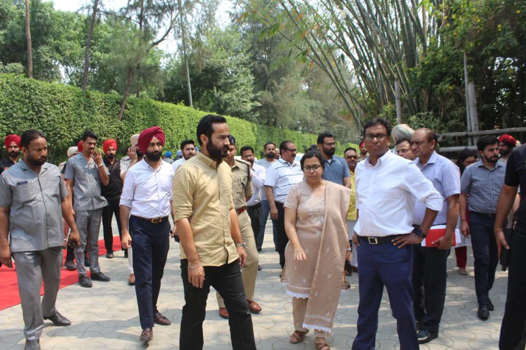 meet_hayer's tweet photo. ਮਾਨਯੋਗ ਮੁੱਖ ਮੰਤਰੀ ਭਗਵੰਤ ਮਾਨ ਜੀ ਭਲਕੇ 10 ਮਈ ਨੂੰ ਲੁਧਿਆਣਾ ਵਿਖੇ ਸੂਬੇ ਦੇ ਸਰਕਾਰੀ ਸਕੂਲਾਂ ਦੇ ਮੁਖੀਆਂ ਅਤੇ ਸਿੱਖਿਆ ਅਫਸਰਾਂ ਨਾਲ ਮੁਲਾਕਾਤ ਕਰਨ ਜਾ ਰਹੇ ਹਨ। ਮੁੱਖ ਮੰਤਰੀ ਜੀ ਦੇ ਨਿਰਦੇਸ਼ਾਂ ਉਤੇ ਉਲੀਕੀ ਇਸ ਮੀਟਿੰਗ ਦੀਆਂ ਤਿਆਰੀਆਂ ਦਾ ਜਾਇਜ਼ਾ ਲਿਆ ਗਿਆ। ਸਿੱਖਿਆ ਵਿਭਾਗ ਇਸ ਨਿਵੇਕਲੇ ਉੱਦਮ ਲਈ ਪੂਰੀ ਤਰ੍ਹਾਂ ਤਿਆਰ ਹੈ। https://t.co/Kln2Muq6yU