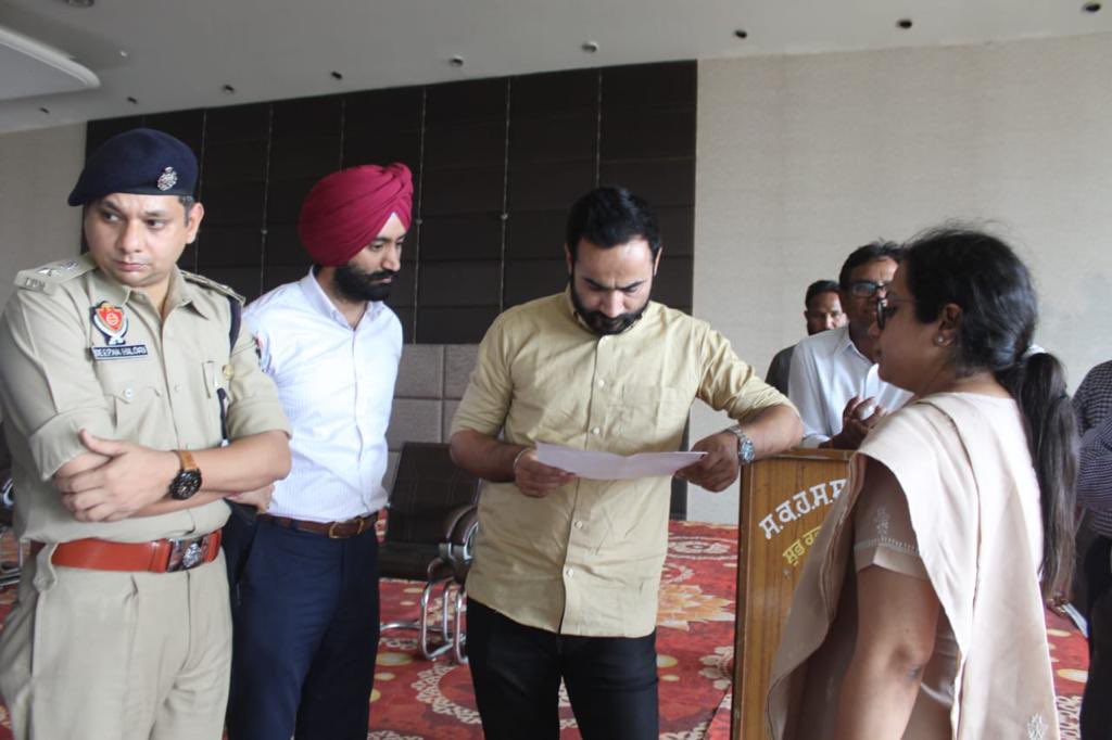 meet_hayer's tweet photo. ਮਾਨਯੋਗ ਮੁੱਖ ਮੰਤਰੀ ਭਗਵੰਤ ਮਾਨ ਜੀ ਭਲਕੇ 10 ਮਈ ਨੂੰ ਲੁਧਿਆਣਾ ਵਿਖੇ ਸੂਬੇ ਦੇ ਸਰਕਾਰੀ ਸਕੂਲਾਂ ਦੇ ਮੁਖੀਆਂ ਅਤੇ ਸਿੱਖਿਆ ਅਫਸਰਾਂ ਨਾਲ ਮੁਲਾਕਾਤ ਕਰਨ ਜਾ ਰਹੇ ਹਨ। ਮੁੱਖ ਮੰਤਰੀ ਜੀ ਦੇ ਨਿਰਦੇਸ਼ਾਂ ਉਤੇ ਉਲੀਕੀ ਇਸ ਮੀਟਿੰਗ ਦੀਆਂ ਤਿਆਰੀਆਂ ਦਾ ਜਾਇਜ਼ਾ ਲਿਆ ਗਿਆ। ਸਿੱਖਿਆ ਵਿਭਾਗ ਇਸ ਨਿਵੇਕਲੇ ਉੱਦਮ ਲਈ ਪੂਰੀ ਤਰ੍ਹਾਂ ਤਿਆਰ ਹੈ। https://t.co/Kln2Muq6yU