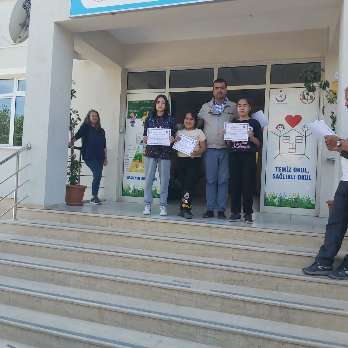ayd_sehit's tweet photo. İlçemizde düzenlenen 7 ve 8. sınıflar arası futbol turnuvasında okulumuz 4. olmuştur. Öğrencilerimize ve Beden Eğitimi Öğretmenimiz Yavuz ÜSTÜNKAYA 'ya teşekkür ederiz. Ayrıca okulumuzda yapılan denemelerde derece yapan öğrencilerimize de başarı belgelerini verdik. https://t.co/sB7WfeF2op