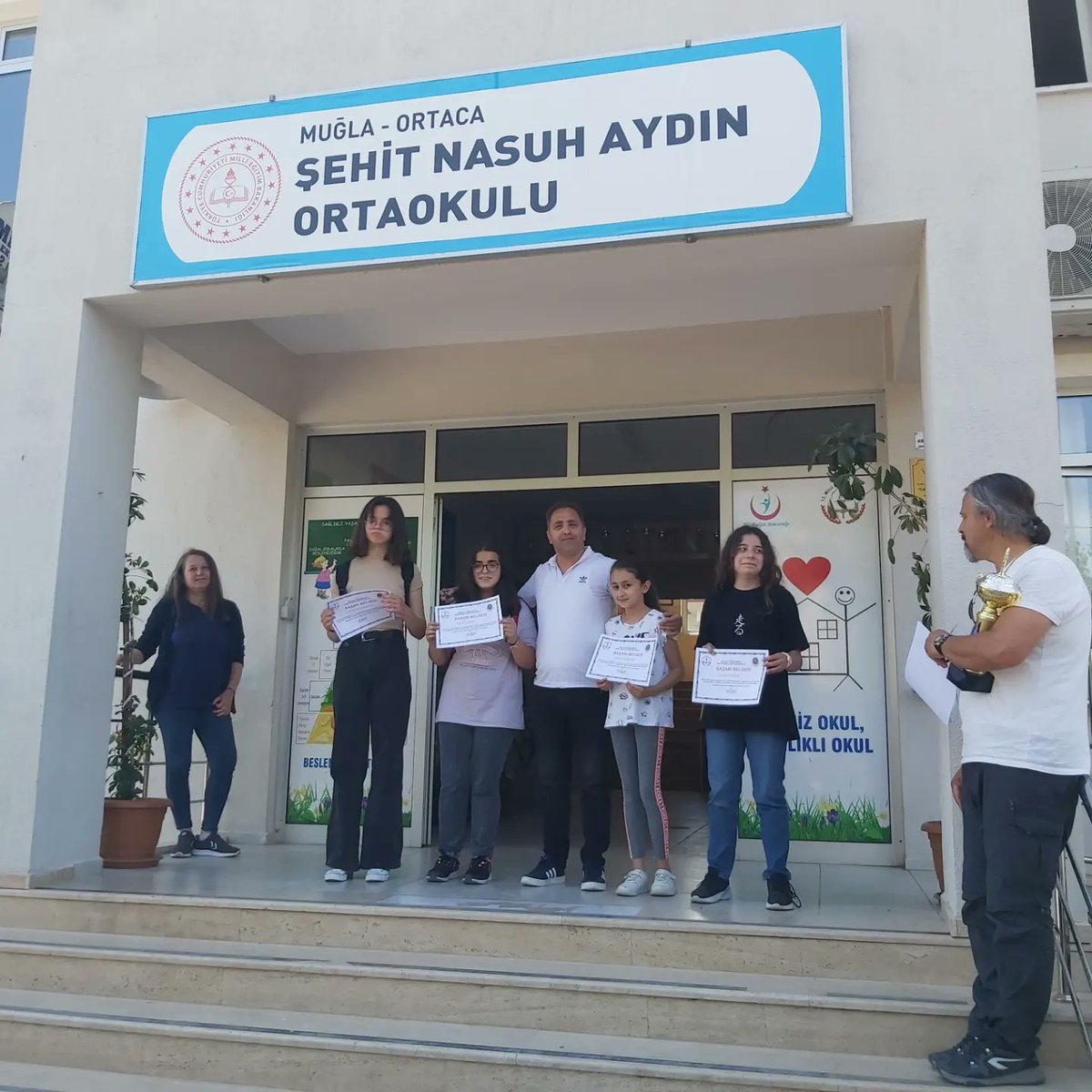 ayd_sehit's tweet photo. İlçemizde düzenlenen 7 ve 8. sınıflar arası futbol turnuvasında okulumuz 4. olmuştur. Öğrencilerimize ve Beden Eğitimi Öğretmenimiz Yavuz ÜSTÜNKAYA 'ya teşekkür ederiz. Ayrıca okulumuzda yapılan denemelerde derece yapan öğrencilerimize de başarı belgelerini verdik. https://t.co/sB7WfeF2op
