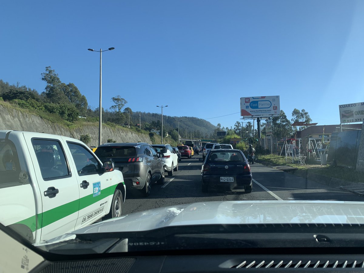 Vdrrg's tweet photo. @MunicipioQuito Que sistemas tienen pensado implementar para solucionar la #congestion en la unión de Simón Bolívar y Ruta Viva? El cintra flujo que operaba previo a la pandemia funcionaba bien. https://t.co/Blnnzx1vUD