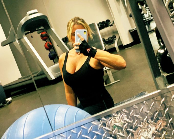 Monday doesn&rsquo;t motivate itself 💪🔥 Get your ass out there #LiveLifeFierce #FitHotMoms https://t.co/Cr<a href="/tag/fithotmoms"class="tags"><span>#fithotmoms</span></a><a href="/tag/livelifefierce"class="tags"><span>#livelifefierce</span></a>