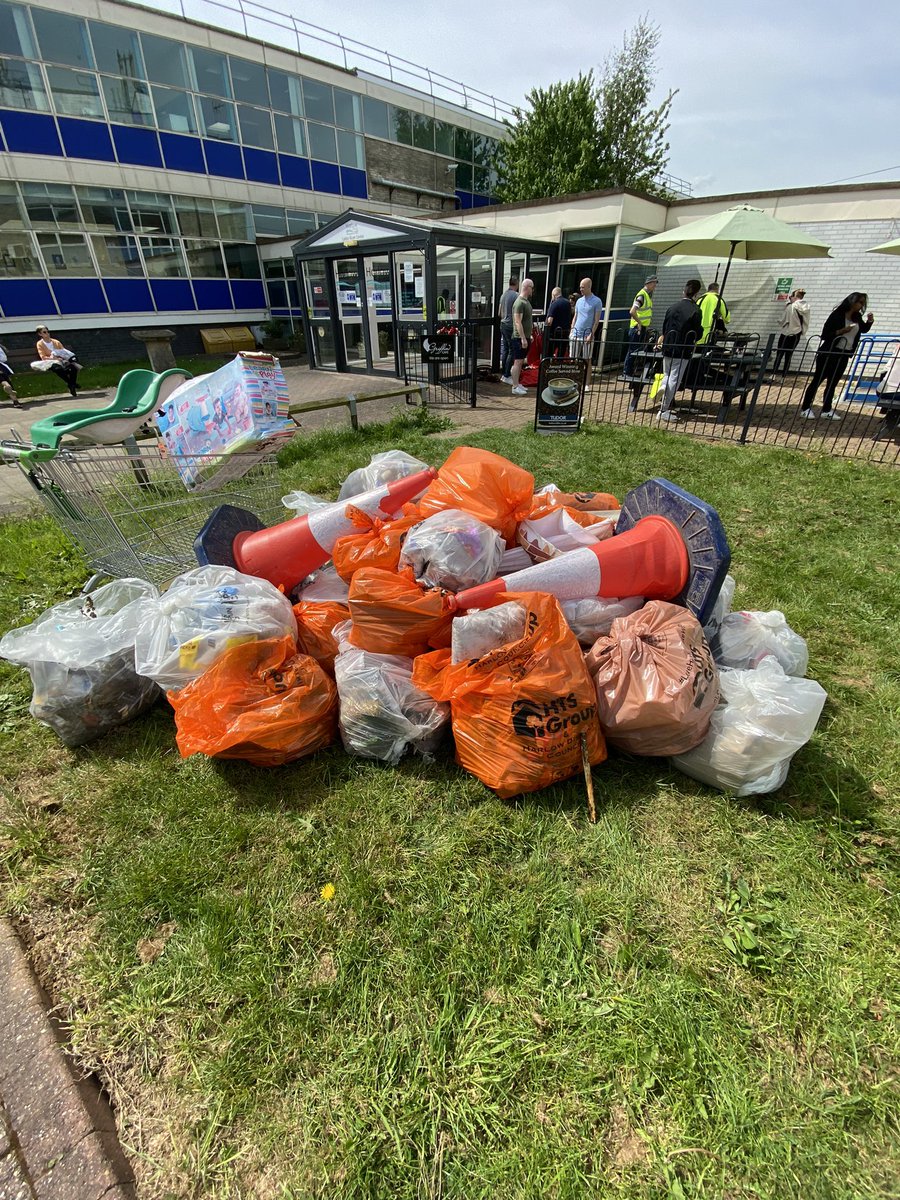 simonghill's tweet photo. A morning spent with manager colleagues @HarlowCouncil for the #greatbritishspringclean that launched today collecting #rubbish from our town. #harlow #essex #springclean https://t.co/IoU97EDvBl
