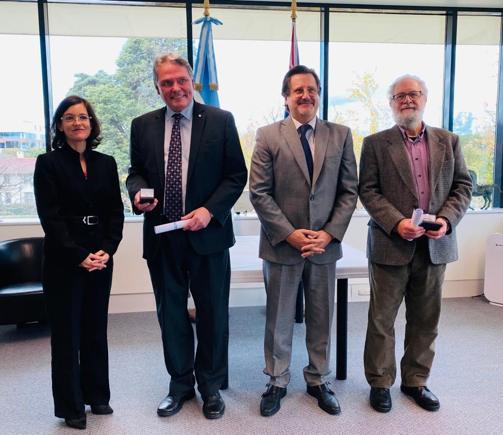 rac_aus's tweet photo. El Dr. Carlos Spangenberg (🇺🇾 y 🇦🇺) recibió el premio Leloir, otorgado a científicos extranjeros que colaboran activamente con científicos en Argentina. Felicitaciones a ambos! https://t.co/NRzXJ5OJBh