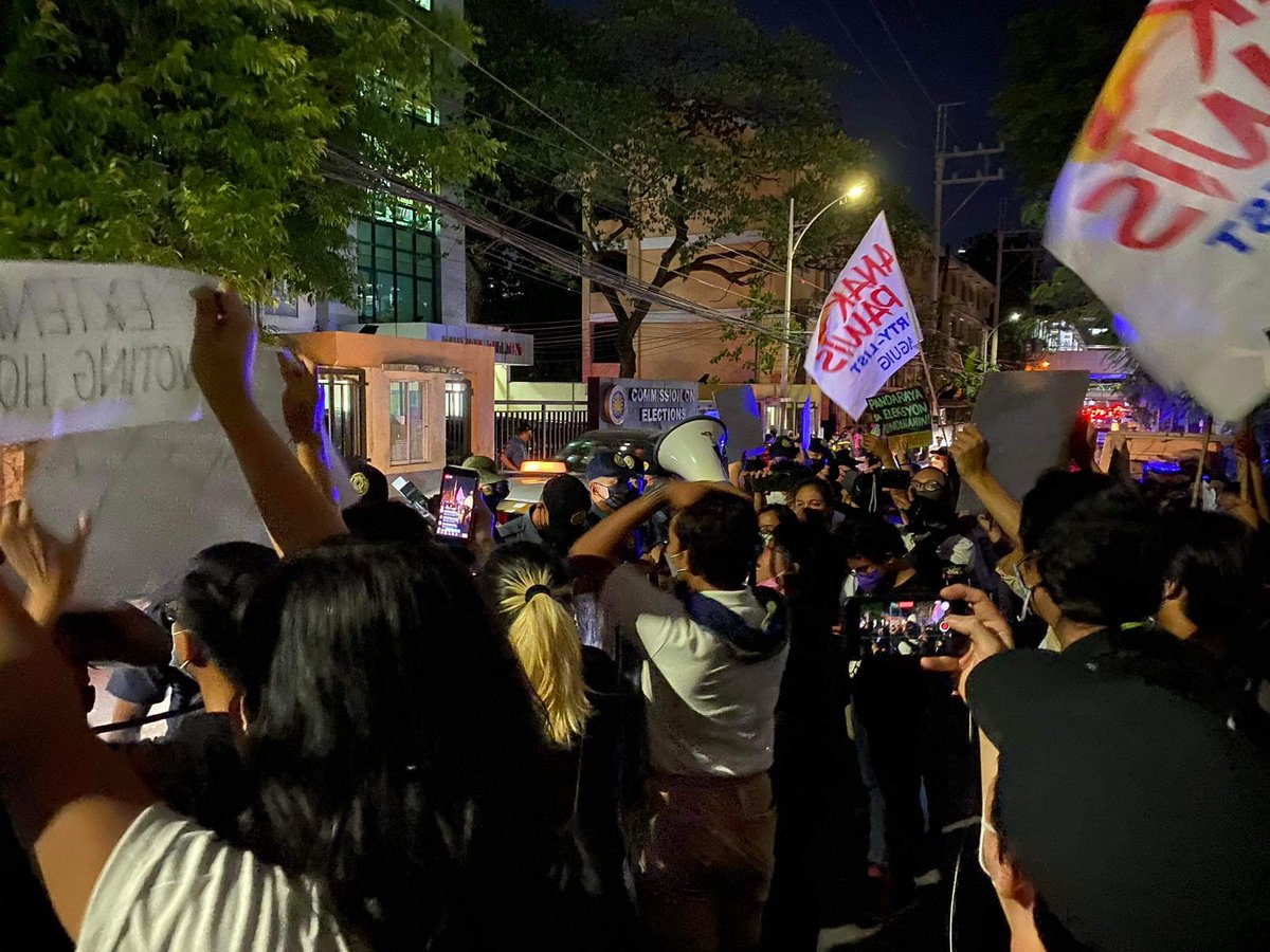 LFS_CSSP's tweet photo. TINGNAN: Nagsagawa ng kilos-protesta sa COMELEC North EDSA ang sektor ng kabataan, kababaihan, kaguruan, manggagawa, at maging empleyado ng gobyerno upang panagutin ang @COMELEC sa kanilang palyadong pamamalakad ng eleksyon.

#Halalan2022 
#ExtendVotingHoursPH
#KontraDaya https://t.co/1skdVTnnub