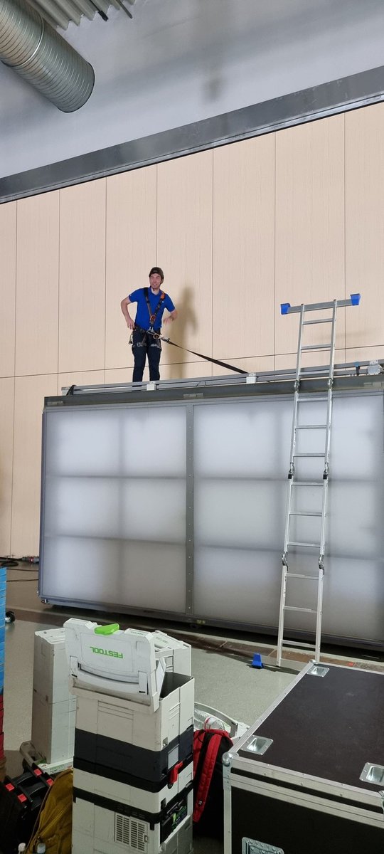 5g_lab's tweet photo. Safety first at booth construction. #dcf22 https://t.co/M3dS8q7FGN