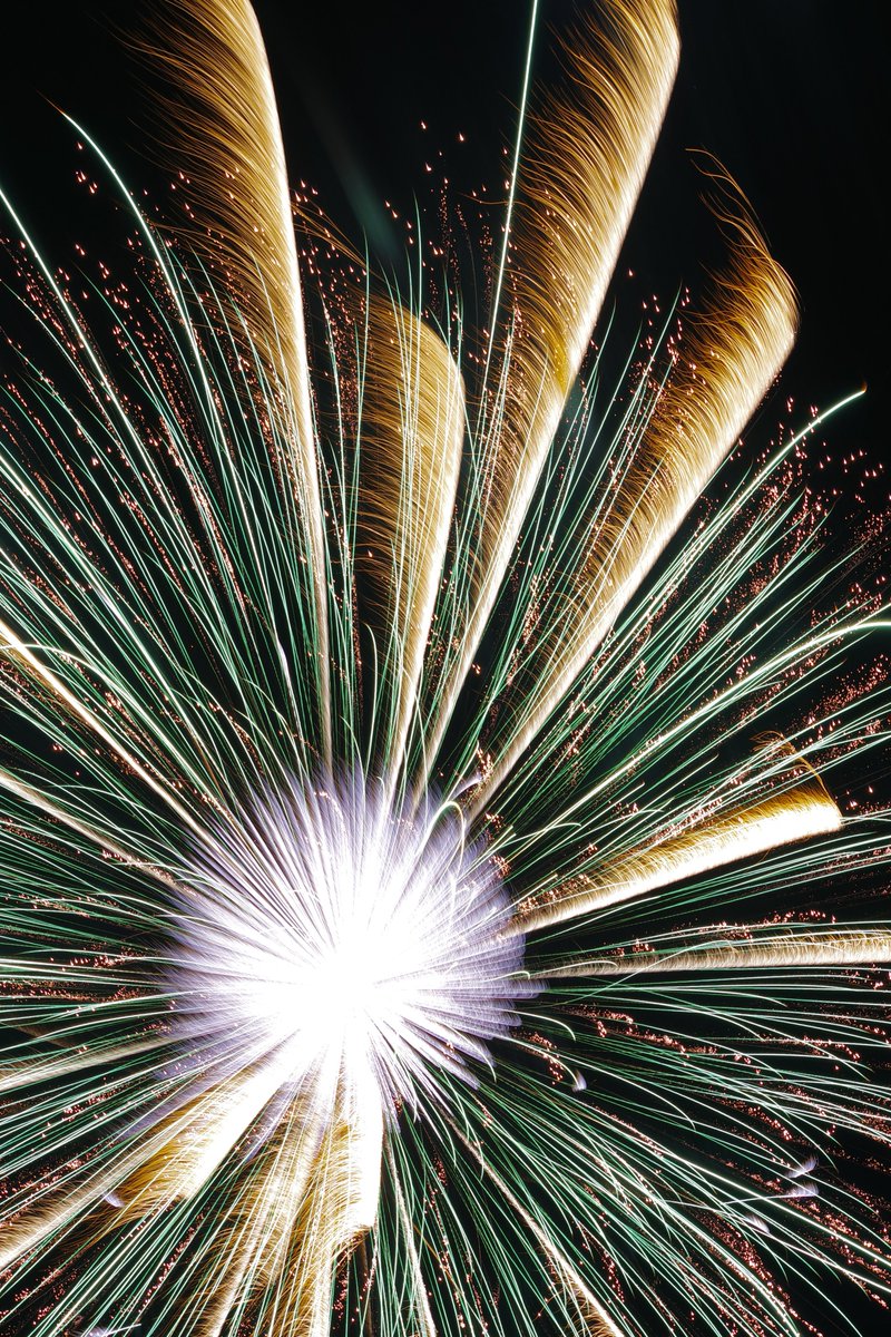 e17071's tweet photo. 2022.5.8 秋田県大仙市大曲 にて。
#FireworksforPeace
10号玉
・昇天銀竜スノーライト千輪(#和火屋)
・翡翠をちりばめたペンダント(#響屋大曲煙火)
・平和への祈り(#小松煙火工業)
35mm換算で85mm撮影。
ノートリミングです笑
#大曲の花火
#pentaxk3mkiii
#pentax_da55300plm https://t.co/2xQAywEvpj