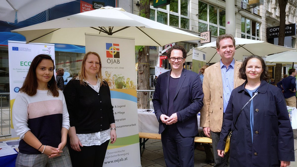 oejab_at's tweet photo. Wir haben uns über den Besuch von @KatiSchneeberg1 @VIEgoEU, @MarkusReiter07 und @kulturuhl von @gruenewien @diegruenen gefreut; Beim #ÖJAB-Stand während des #Europatag2022. #coagevolunteers #ecocom https://t.co/9LI0e9tGuK