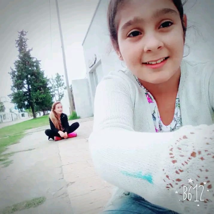 7117Prii's tweet photo. Mi compañera de vida, todavía me acuerdo cuando éramos chiquitas que íbamos a todos lados juntas, íbamos a canto, a folklore, estudiábamos juntas. Me quedo con todos esos momentos hermosos que pasamos juntas, espero encuentres la paz que necesitabas, TE VOY A EXTRAÑAR MUCHO 😔 https://t.co/RV1IJbQB8L