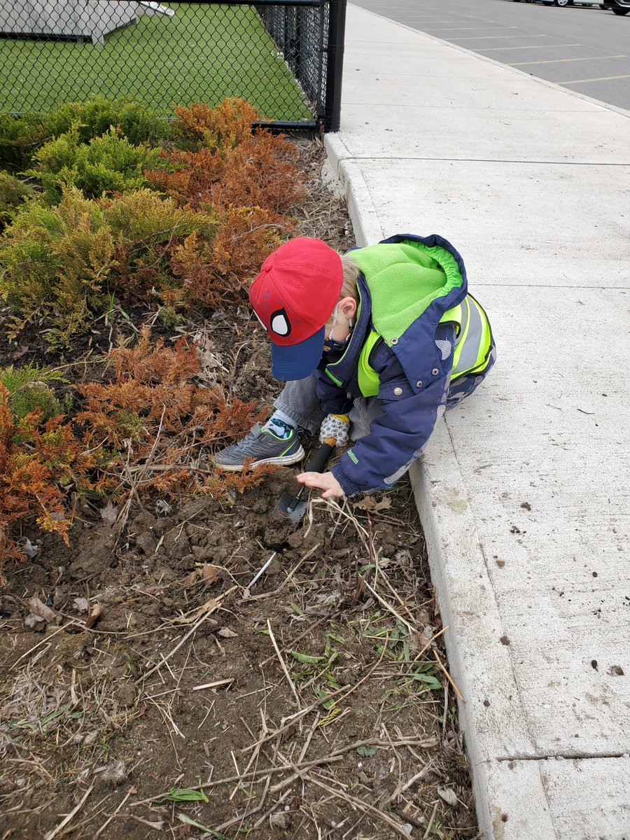 Le 3 avril, c'était la journée mondiale du jardinage. Les élèves de l'école Dyane-Adam ont fait le nettoyage du printemps dans notre jardin.