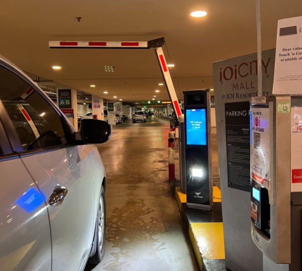 culturamy_'s tweet photo. iOi mall Putrajaya dah pakai sistem Automated License Plate Recoginition untuk parking.

Dah tak payah ambil tiket/tap kad tNgo masa masuk.

Jadi macam mana nak bayar?

p/s: dah tak payah beratur panjang2 untuk bayar tau! https://t.co/COgitFRntW