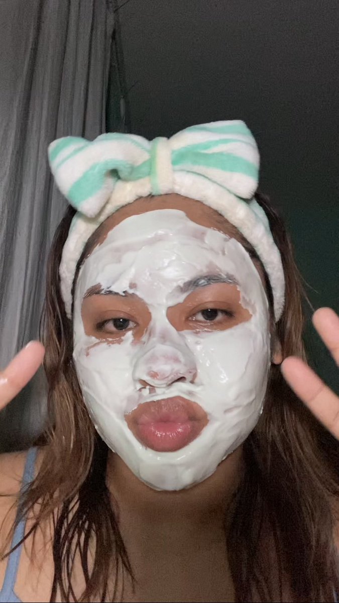 hannathebb's tweet photo. I DAH JUMPA!!! 
𝓻𝓾𝓫𝓫𝓮𝓻 𝓶𝓪𝓼𝓴 😙🤌🏻

Duit dah nak habis baru jumpa ya benda ni. Less than RM10 and my skin terus rasa macam pergi spa yihhh

If korang ada skin meragam or kusam, just get this. Sumpah. 
Usually kan, RM500 per session. Mahai...

Anyways, look at this ✨ https://t.co/uxes2hb1LQ