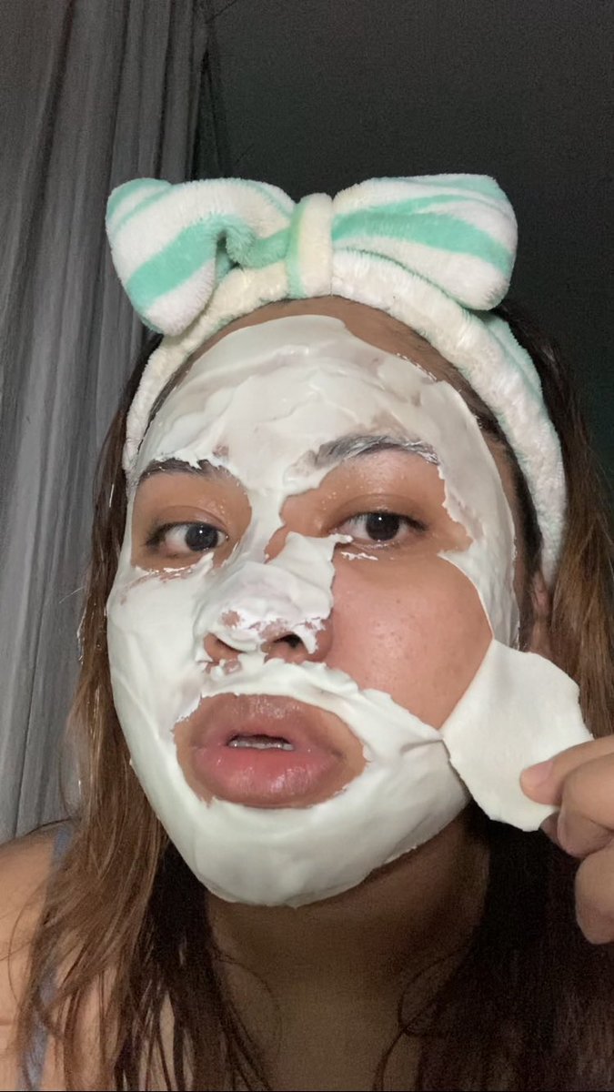 hannathebb's tweet photo. I DAH JUMPA!!! 
𝓻𝓾𝓫𝓫𝓮𝓻 𝓶𝓪𝓼𝓴 😙🤌🏻

Duit dah nak habis baru jumpa ya benda ni. Less than RM10 and my skin terus rasa macam pergi spa yihhh

If korang ada skin meragam or kusam, just get this. Sumpah. 
Usually kan, RM500 per session. Mahai...

Anyways, look at this ✨ https://t.co/uxes2hb1LQ