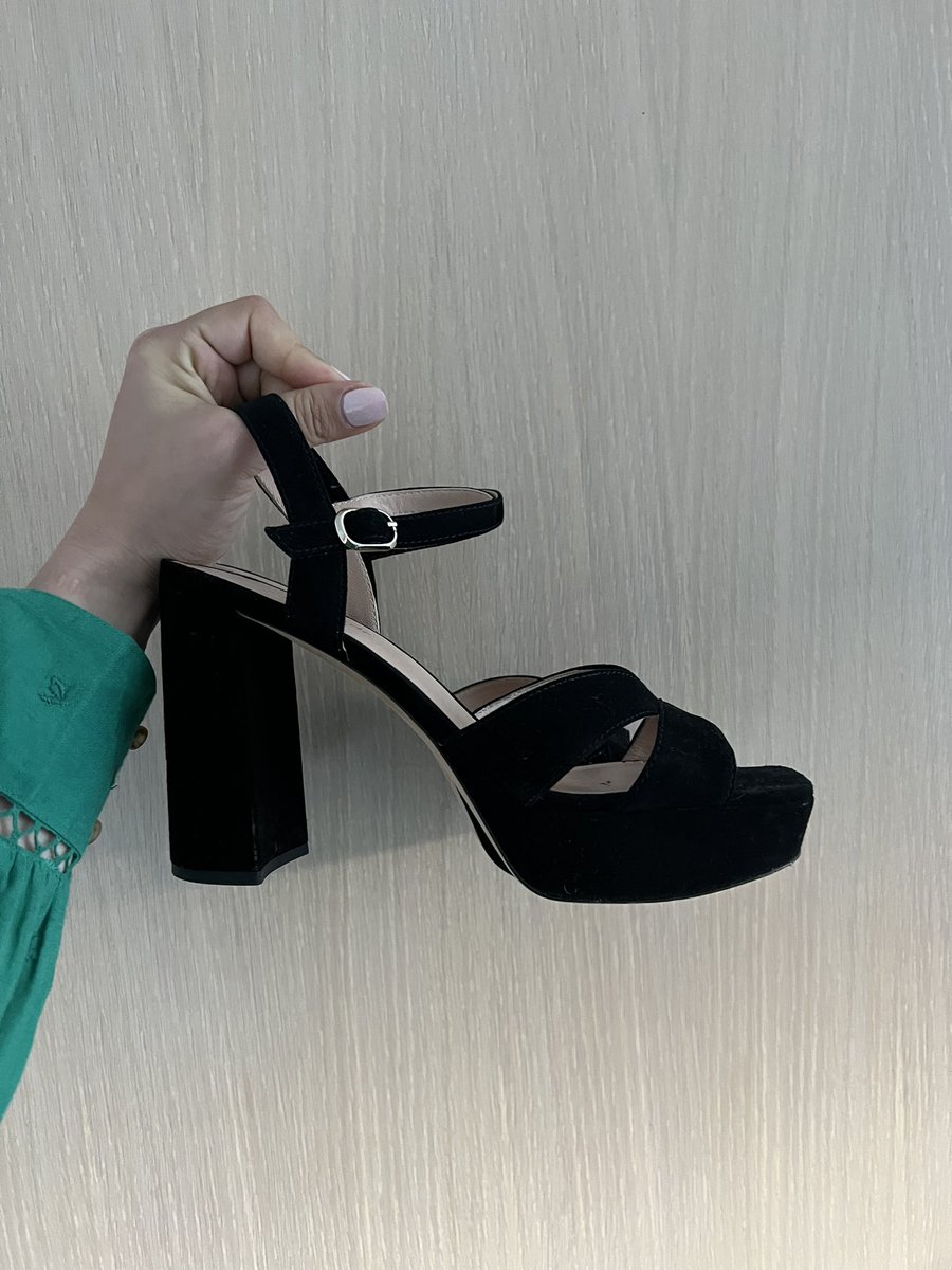 ritakozlov_'s tweet image. our head of product jen taylor kicks off every quarter with a kick ass pair of kicks. 

only seems appropriate to kick off #platformweek with a pair of platforms 👡