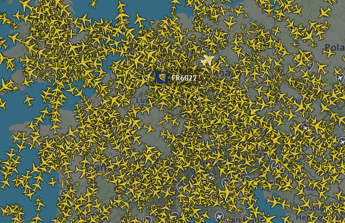 brafot's tweet photo. Luchtruim vandaag om 1445 uur. Het wil nog niet zo lukken met het "omdenken". Kerosine eindelijk eens belasten en extra opbrengsten gebruiken om trein goedkoper te maken. https://t.co/tbbKKy7ZYf