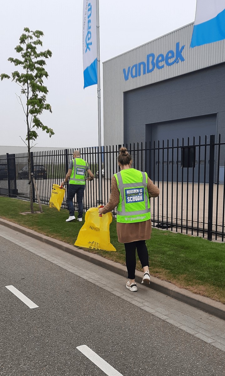vanbeekschroef's tweet photo. Dit zijn onze eigen medewerkers Marloes en Joram die tijdens hun lunchwandeling zwerfafval ruimen en die zijn natuurlijk gelijk voor de deur begonnen. Wij zijn er trots op dat onze medewerkers een steentje bijdragen. 

#vrijwilliger #zwerfafval #VanBeek #schroeftransport #Dino https://t.co/bATEc4HDcX