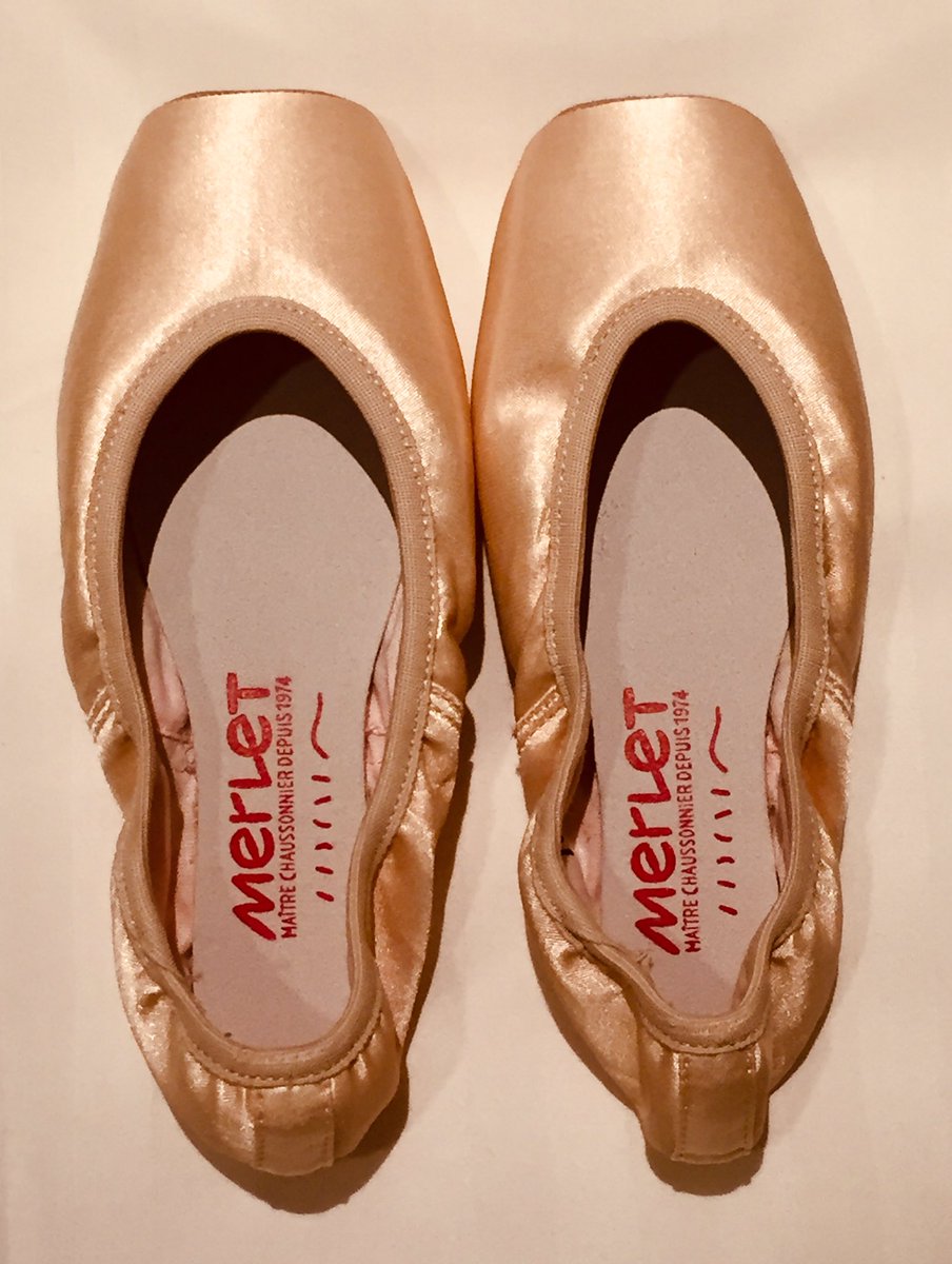 juliet_jolie's tweet photo. ここ数年 Bloch を履いて、今一歩しっくりこなかったポワント。
御紹介頂いたフィッターさんに診て頂き、年初から Merlet の Belle へ。
足長や幅、爪先形状のみならず、土踏まずの高さが合うとこんなに載りやすいなんて！
GWに再度診て頂き、ひとつ幅を狭くした。
フランス製🇫🇷なのも嬉しい♪
#Merlet https://t.co/QWppnl6GJn