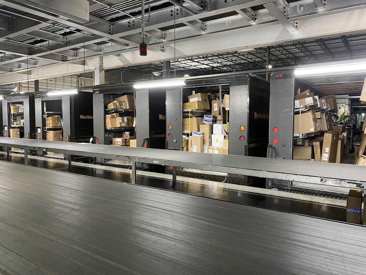 AbdulAb45258458's tweet photo. Team Willowbrook is ready for “Perfect Service Monday”. Waiting for our Service Providers. Another Zer0 Her0es kinda day!
#WillowbrookStrong
#WillowBest
#UPSProud
@SoCalLeaders 
@JohnSzilagyi2 
@vanity_lugo 
@UPSers https://t.co/HmoR3rE7SP
