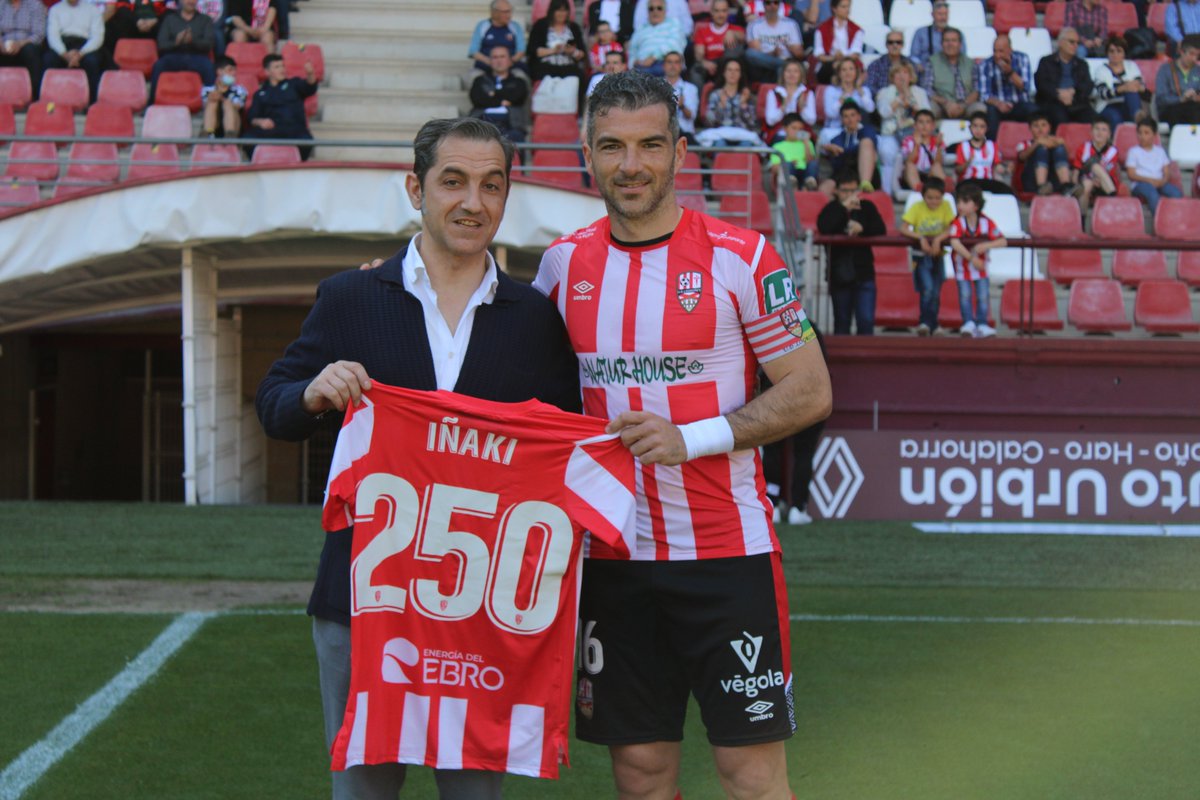 👕 En los minutos previos al inicio del encuentro, el capitán <a href="/I_saenz/">Iñaki Sáenz</a> recibió una camiseta conmemorativa por sus 𝟮𝟱𝟬 𝗣𝗔𝗥𝗧𝗜𝗗𝗢𝗦 con la blanquirroja. 

📸 Así fue su homenaje con la ovación de Las Gaunas 🤩 
⏩udlogrones.com/actualidad/not…