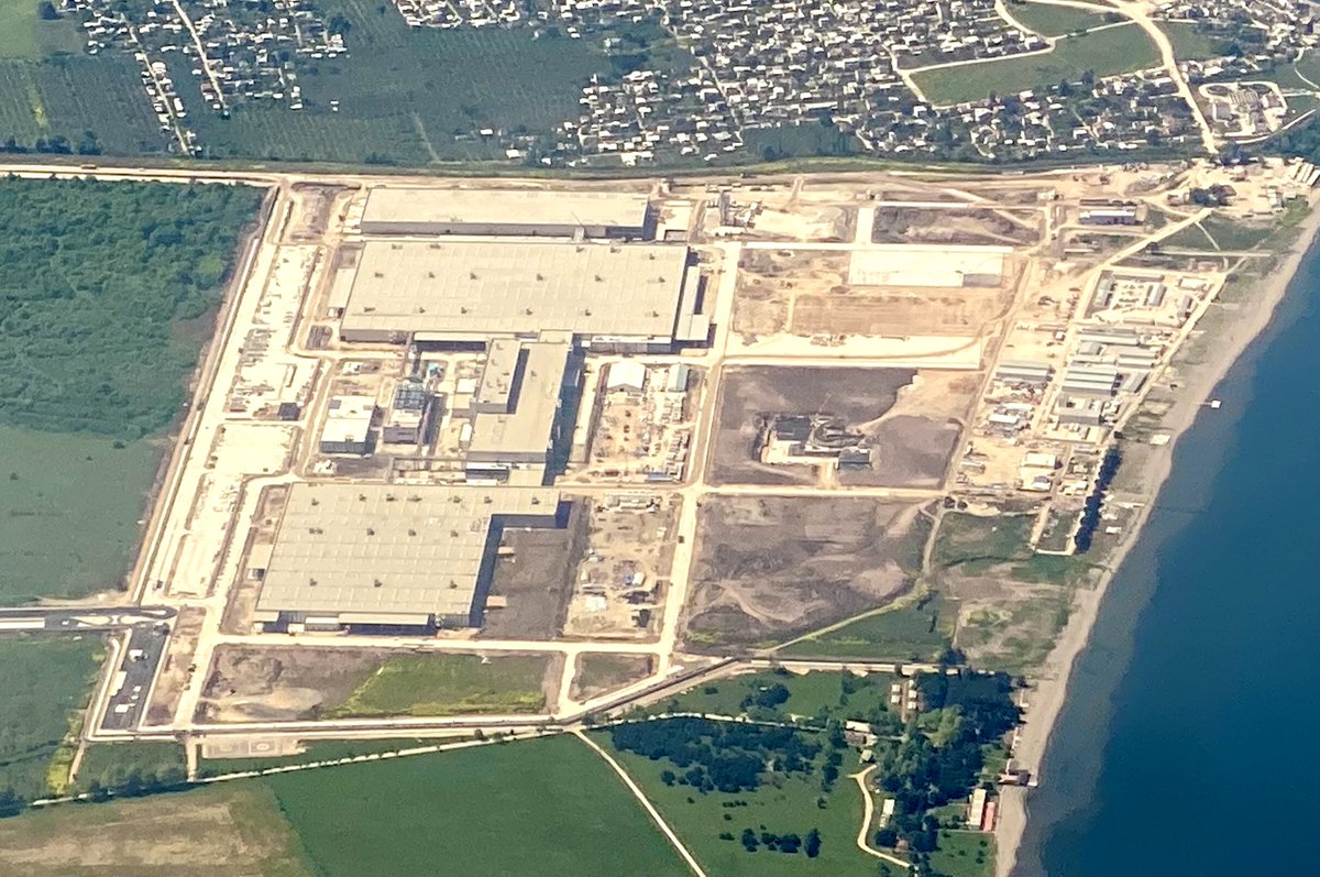 Türkiye'nin yerli otomobili #TOGG'un Gemlik'te yapımı devam eden üretim tesisinin havadan görüntüsü paylaşıldı.

TOGG'un yıl sonundan önce banttan inmesi bekleniyor. Aziz milletimize hayırlı olsun.

(TOGG)