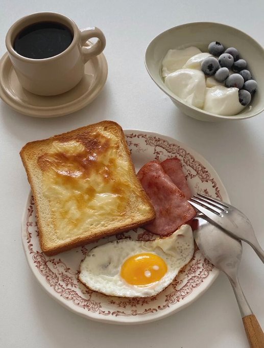 Every morning I can eat a loving breakfast made by my parents, and my heart will be full of happiness, good morning #cheese #toast #americano
