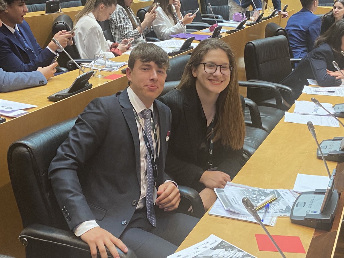 Andrea y Javier del ⁦<a href="/C_Mas_Camarena/">Complejo Educativo Mas Camarena</a>⁩ en la Ceremonia de Clausura de la XXII Sesión Nacional del Modelo de Parlamento Europeo ⁦<a href="/MepAlumni/">MepAlumni</a>⁩ ⁦<a href="/FundSanPatricio/">FundacionSanPatricio</a>⁩.