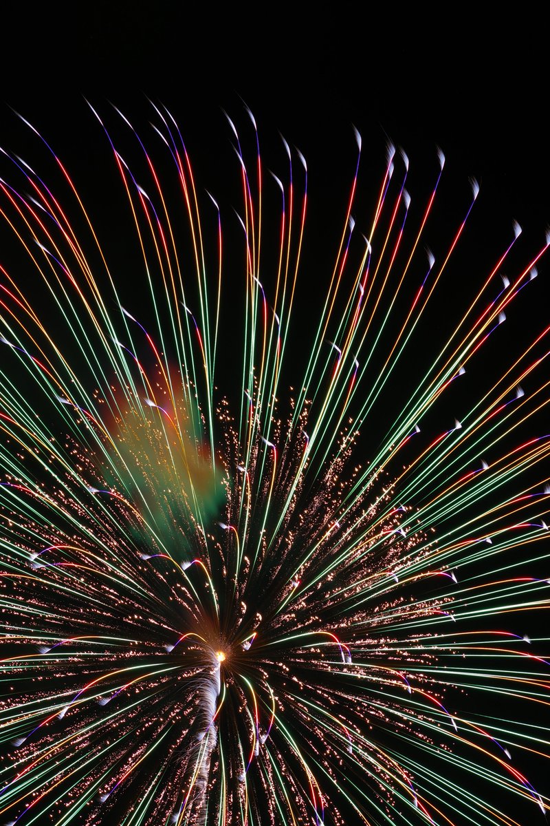 e17071's tweet photo. 2022.5.8 秋田県大仙市大曲 にて。
#FireworksforPeace
7号玉
・昇曲導付 キラ芯五度変化(#和火屋)
・茜空(#小松煙火工業)
・紫水晶をちりばめたペンダント(#響屋大曲煙火)
35mm換算で85mm撮影。
ノートリミングです笑
#大曲の花火
#fireworks4peace
#pentaxk3mkiii
#pentax_da55300plm https://t.co/j6Xx28wJJZ