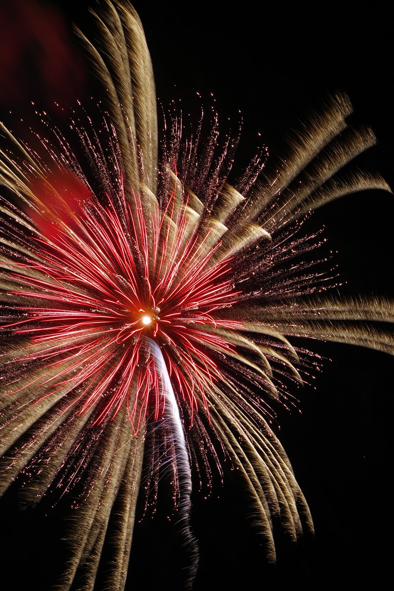 e17071's tweet photo. 2022.5.8 秋田県大仙市大曲 にて。
#FireworksforPeace
7号玉
・昇曲導付 キラ芯五度変化(#和火屋)
・茜空(#小松煙火工業)
・紫水晶をちりばめたペンダント(#響屋大曲煙火)
35mm換算で85mm撮影。
ノートリミングです笑
#大曲の花火
#fireworks4peace
#pentaxk3mkiii
#pentax_da55300plm https://t.co/j6Xx28wJJZ