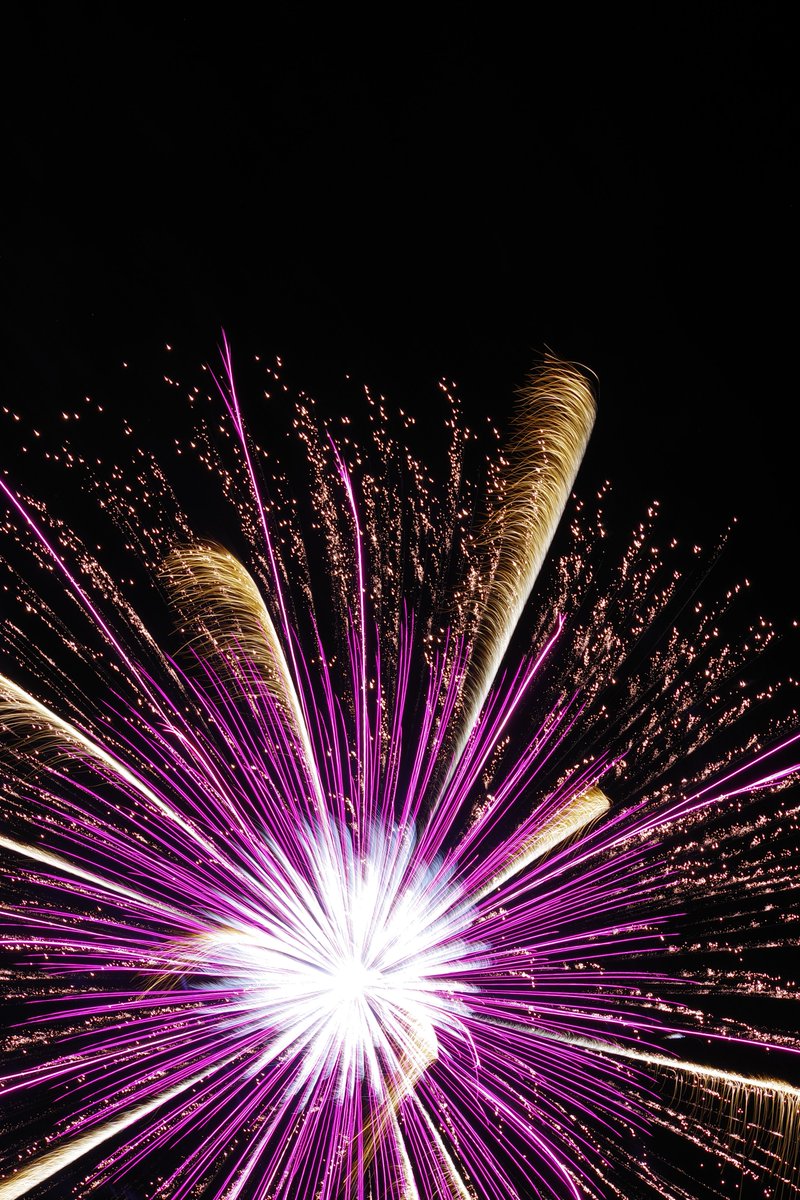 e17071's tweet photo. 2022.5.8 秋田県大仙市大曲 にて。
#FireworksforPeace
7号玉
・昇曲導付 キラ芯五度変化(#和火屋)
・茜空(#小松煙火工業)
・紫水晶をちりばめたペンダント(#響屋大曲煙火)
35mm換算で85mm撮影。
ノートリミングです笑
#大曲の花火
#fireworks4peace
#pentaxk3mkiii
#pentax_da55300plm https://t.co/j6Xx28wJJZ