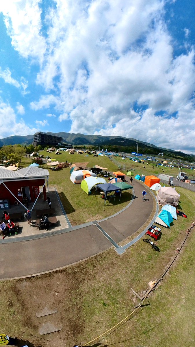 Masapon_100's tweet photo. Insta360での撮影面白かった。
ちょいと面白い絵が撮れる。
唯一の欠点はジロジロ見られる事😅
3メートルのセルカ棒にテントとかに使うキャノピーポール追加して、1.6×5=8メートルで撮影。
あと、2メートル欲しいな。
目指せ10メートル‼️
#Insta360ONE https://t.co/WPbckgnrpM