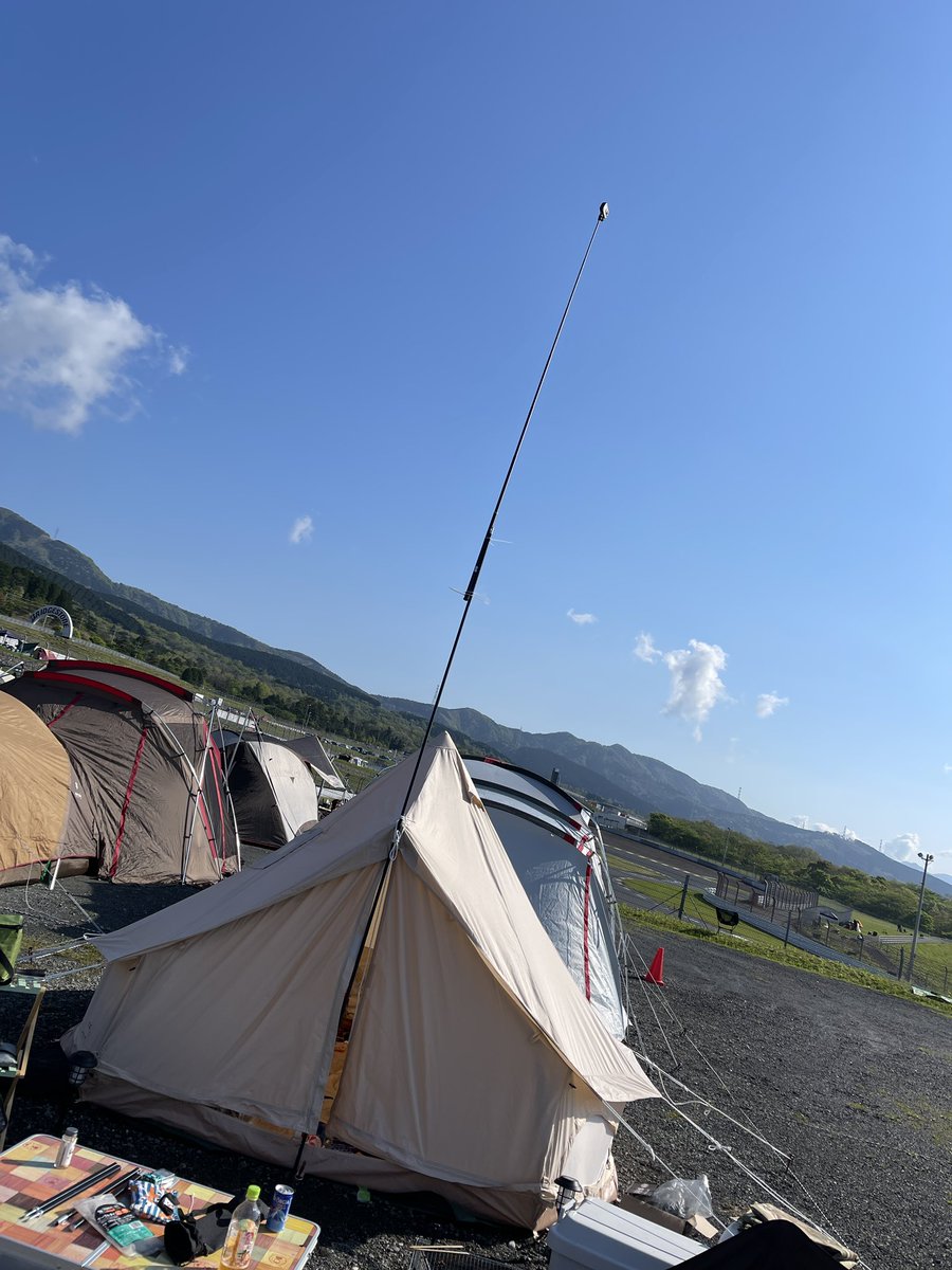 Masapon_100's tweet photo. Insta360での撮影面白かった。
ちょいと面白い絵が撮れる。
唯一の欠点はジロジロ見られる事😅
3メートルのセルカ棒にテントとかに使うキャノピーポール追加して、1.6×5=8メートルで撮影。
あと、2メートル欲しいな。
目指せ10メートル‼️
#Insta360ONE https://t.co/WPbckgnrpM