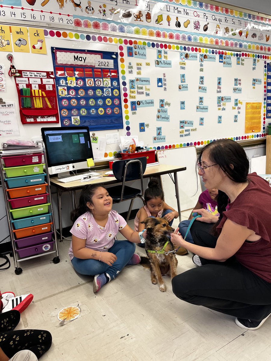 I had a meet and greet with Kindergarten. Training was so much fun and guess who got extra treats!🦴🦴