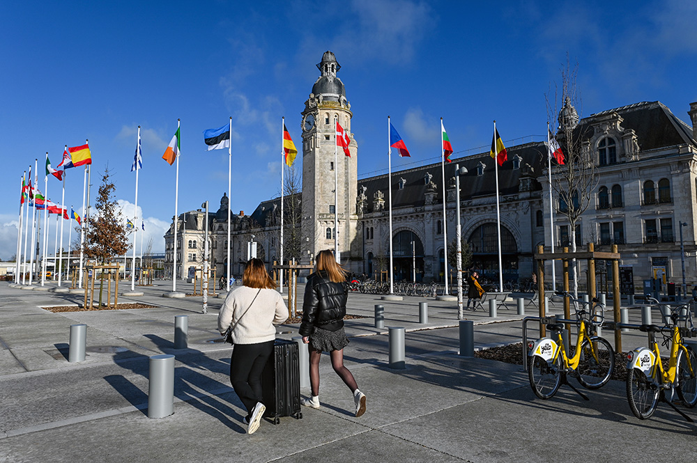 AggloLR's tweet photo. Derrière des noms parfois complexes (FEDER, FSE..) se cache l’importante implication de l’#Europe dans les territoires comme le nôtre: pôle d’échanges de la gare #LaRochelle, marais de Tasdon, PLIE, réhabilitation énergétique de logements..🇪🇺#JourneedelEurope #EuropeDay
©P.Meunié https://t.co/Z8c6P8BJFO
