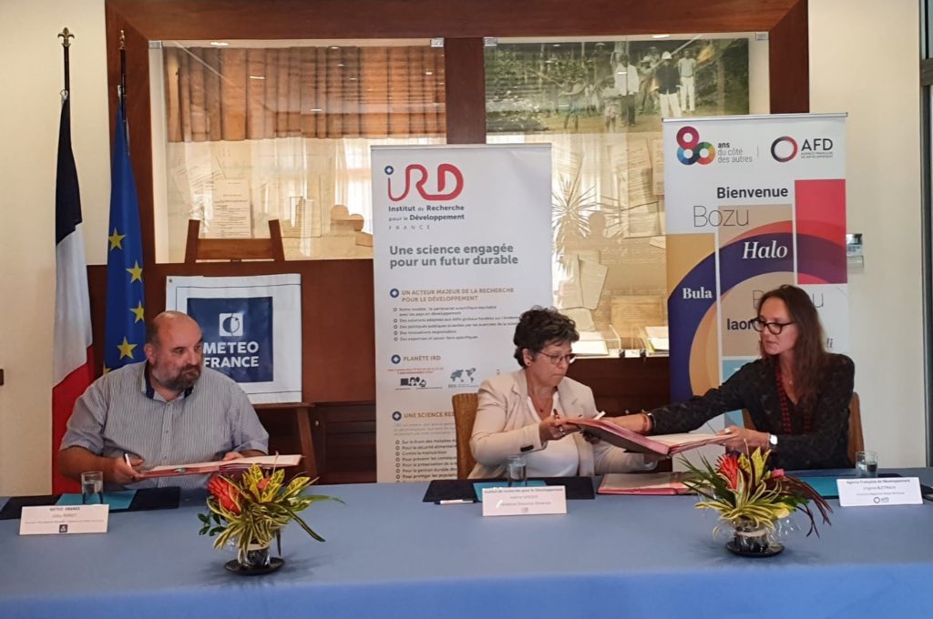 V_Verdier_IRD's tweet photo. Nous avons signé cet accord autour de #CLIPSSA entre l’#IRD, @bleitrachv de @meteofrance et Gilles Perret de @AFD_France. Un projet régional dédié à l’élaboration de stratégies d’adaptation au #ChangementClimatique et intégrant les savoirs locaux pour faire face aux risques liés. https://t.co/P87IyuYG1H