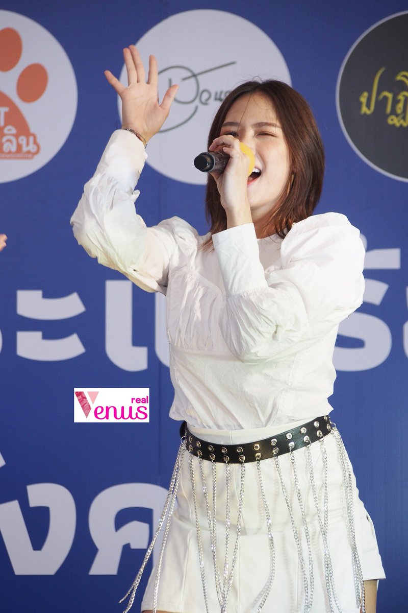 real_venus_rq's tweet photo. แอคชั่นของ4สาว กับการ โชว์ performance บนเวทีในวันนี้ครับ
**ขอบคุณทีมงาน @thainews_online
มากๆนะครับที่ต้อนรับแฟนคลับ rose quartzอย่างอบอุ่น มีโอกาสคงได้พบกันอีกนะครับ🙏
#earn #ayla #prim #angie #rosequartz #0316ENTERTAINMENT #chittychittybang #summerpiribam #thainews https://t.co/gpFU9FquII