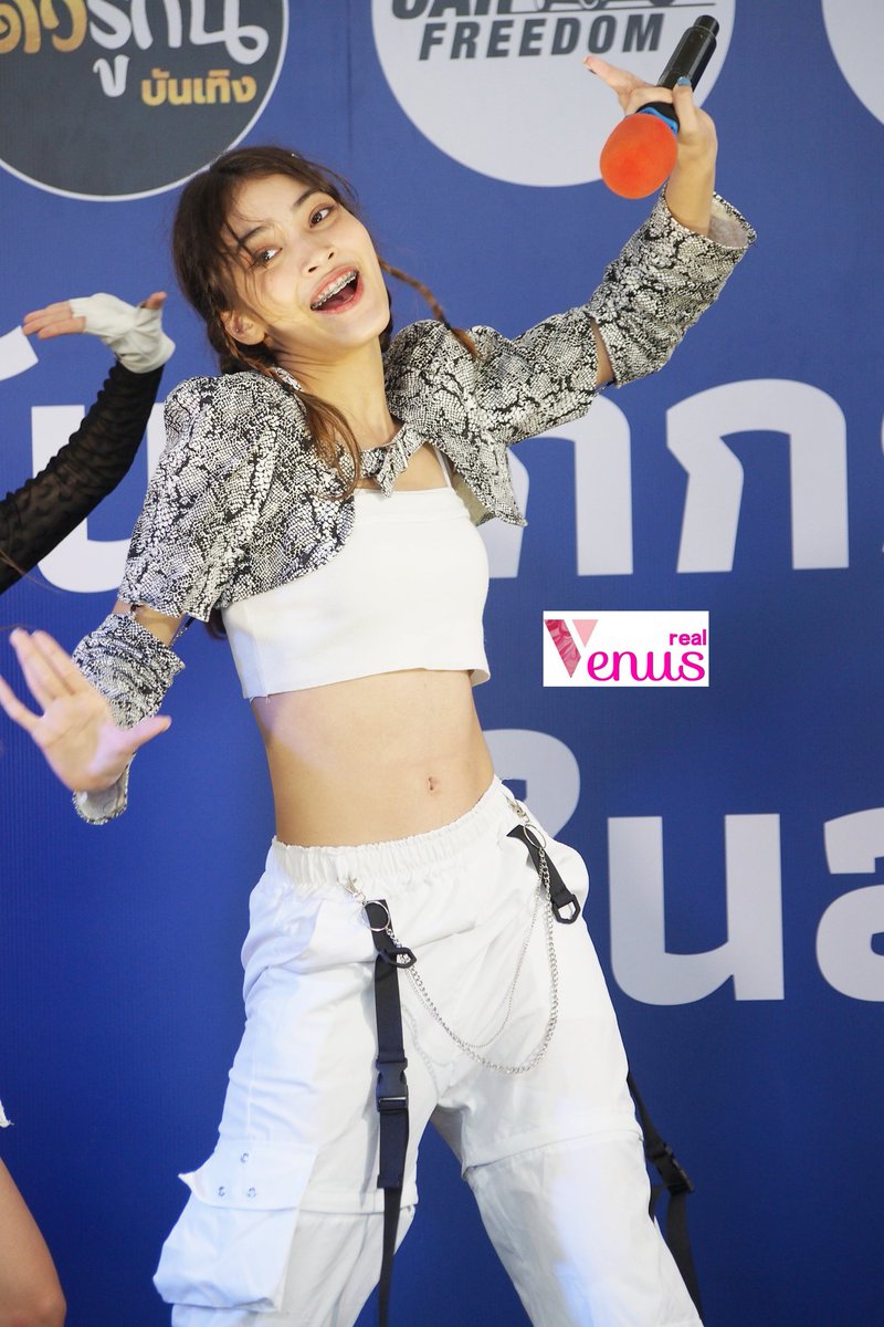real_venus_rq's tweet photo. แอคชั่นของ4สาว กับการ โชว์ performance บนเวทีในวันนี้ครับ
**ขอบคุณทีมงาน @thainews_online
มากๆนะครับที่ต้อนรับแฟนคลับ rose quartzอย่างอบอุ่น มีโอกาสคงได้พบกันอีกนะครับ🙏
#earn #ayla #prim #angie #rosequartz #0316ENTERTAINMENT #chittychittybang #summerpiribam #thainews https://t.co/gpFU9FquII