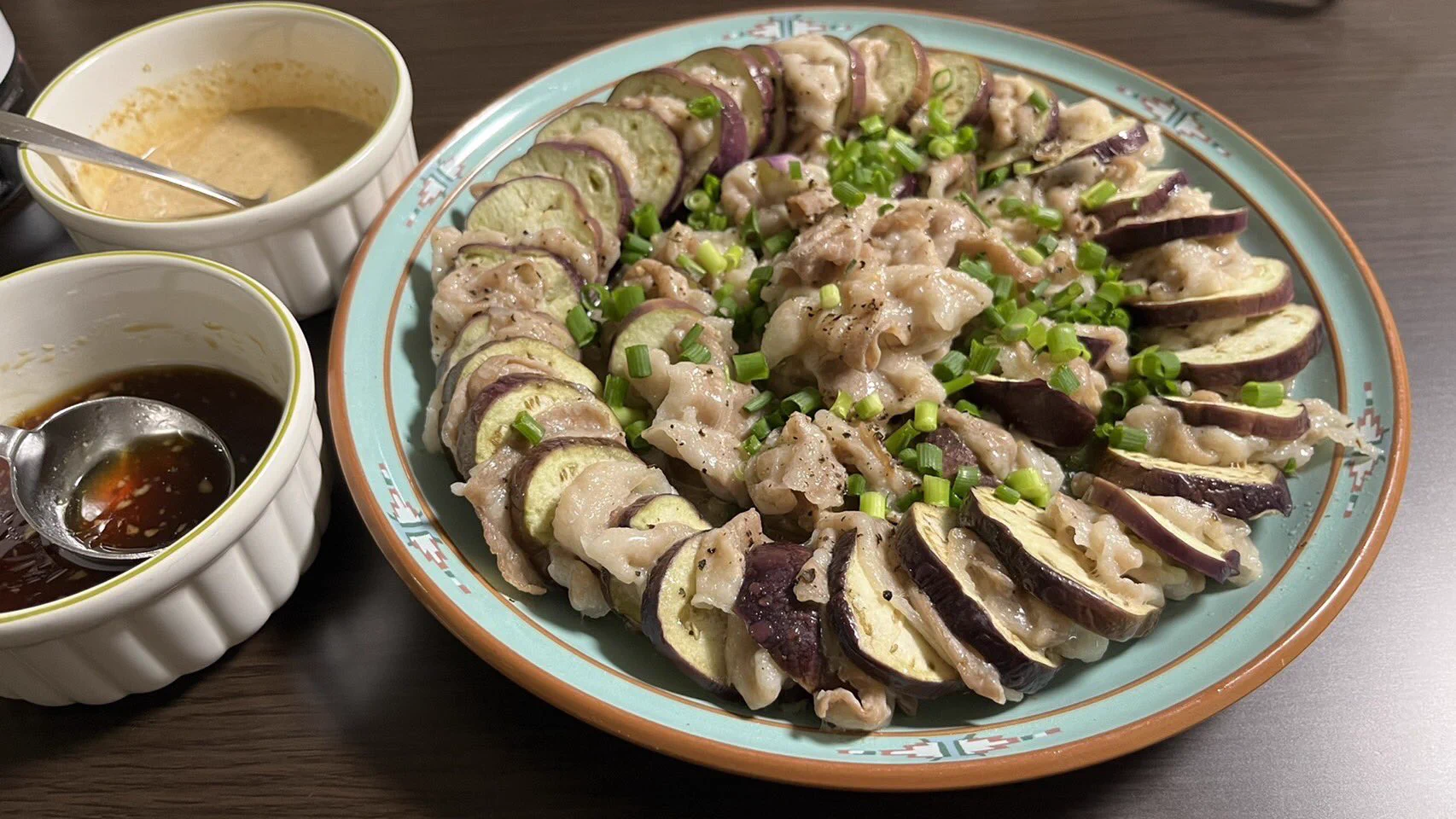 @syunkon0507 茄子が苦手な息子も食べてました！簡単なのに豪華な見た目、ソースも2種類あって味変も楽しめるのであっという間に完食してしまいました。TV録画していたのですがTwitterでレシピ公開していただけて助かります。ありがとうございます😊 