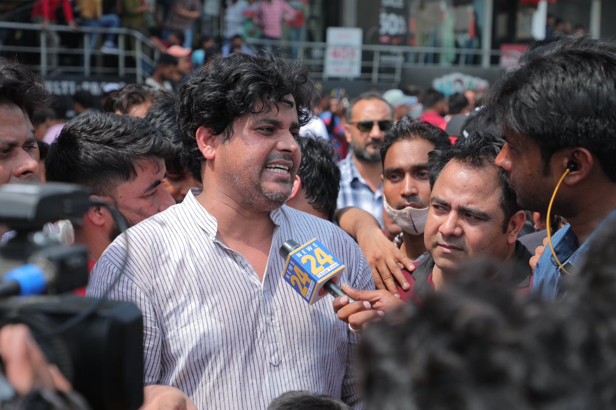 Shivam_INC's tweet photo. पिछले महीने AICC में @ShayarImran भाई से मुलाकात करके मैंने ''बुलडोजर'' की राजनीति पर उनसे बात की थी। इमरान भाई ने आश्वस्त किया था कांग्रेस @INCMinority पुरजोर तरीके से इसके विरुद्ध सड़कों पर उतरेगा। आज इमरान भाई सड़क पर हैं। जो कहा सो किया। proud of you imran bhai.. well done. https://t.co/Th2Hn7ahmn