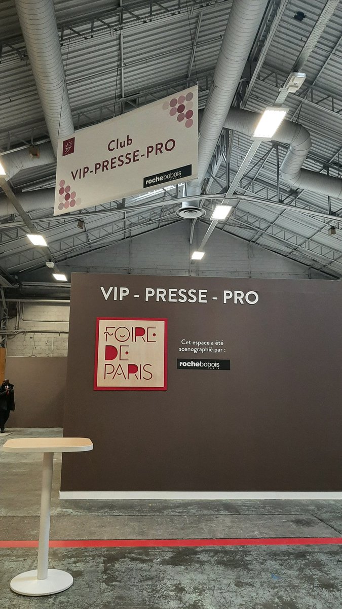projet_fdparis's tweet photo. @yorrsz @kn_change_now @artisan_foiredp @esd_camilledslv @foiredeparis @OrahESD @esd_Jason @luniimaginaire @MonsieurBarbier Ensuite vient le V comme l'espace VIP de la #foiredeparis ! 😎

#AmazonFoireDeParis https://t.co/XSmrGdIvY4