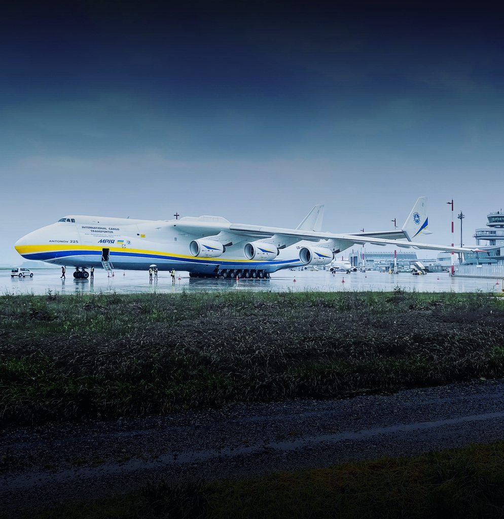 airwaysmagazine's tweet photo. 📸 Time to introduce this week's featured photographer, our guest is Max Katschnig.

So, let's begin!

"This was already the second time I got to see Mriya and I can tell you, I was as excited as I was the first time! This thing is so huge, almost half of Linz apron was used. 😮" https://t.co/8npAvNMhbD