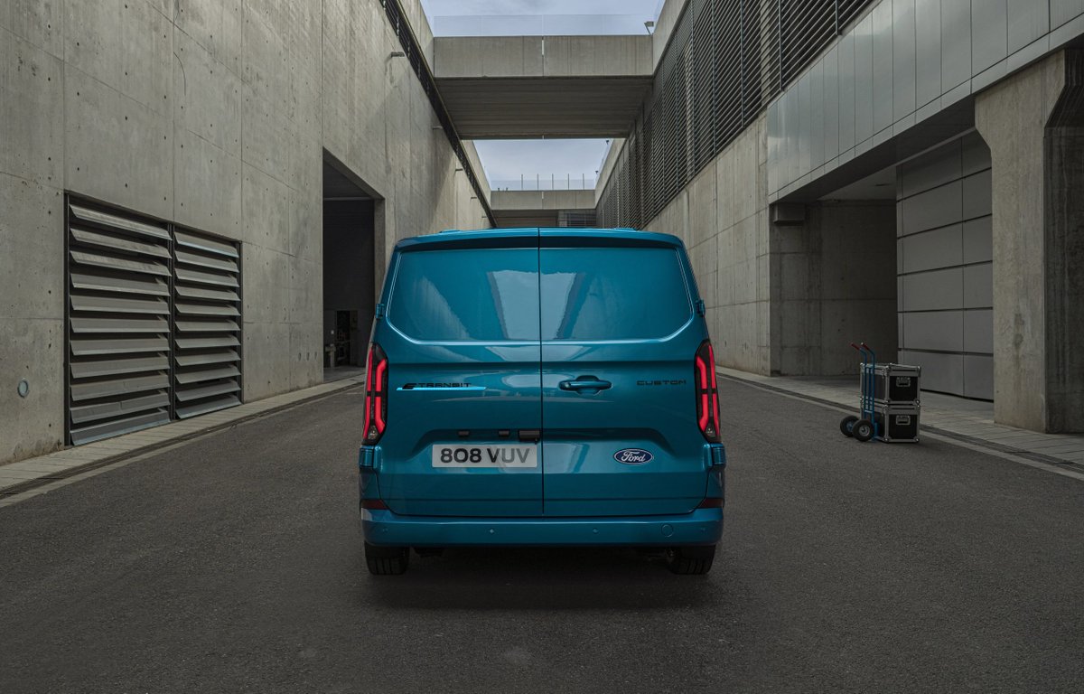 #Ford onthult de nieuwe, volledig elektrische E‑Transit #Custom 💪🏻
Het is de elektrische opvolger van Europa’s bestverkochte #bedrijfswagen en krijgt een actieradius van 380 kilometer, is geschikt voor DC-snelladen en doet geen concessies ten aanzien van het #trekgewicht.
#stern